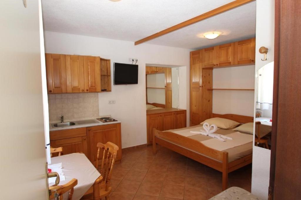Lovely Studio Apartments Mali Raj 브르사르 외부 사진