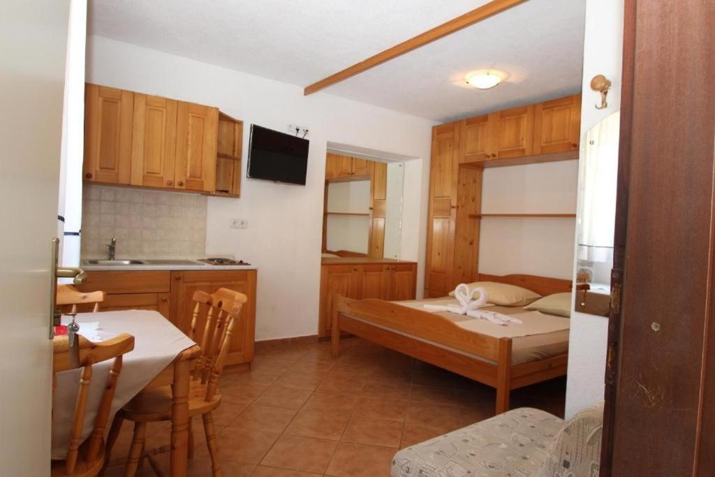 Lovely Studio Apartments Mali Raj 브르사르 외부 사진